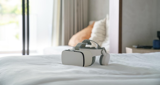 VR-Glas morgens auf dem Bett