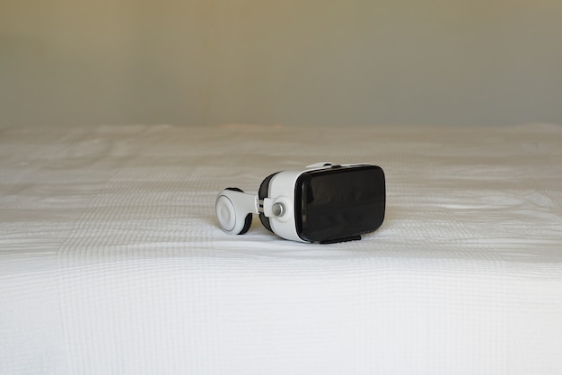 VR-Headset liegt auf dem Bett.