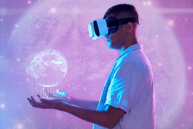 Foto vr metaverso y hombre con holograma de globo para conexión de red y transformación digital tecnología futurista del mundo de neón y hombre sosteniendo tierra 3d con software de realidad virtual en auriculares