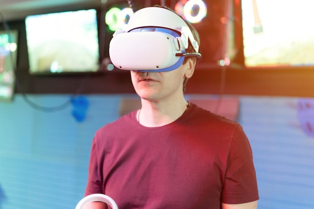 Vr-Spiel und Virtual-Reality-Mann-Gamer-Spaß beim Spielen auf futuristischen Simulations-Videoaufnahmen oder erkunden Sie das Lernspiel in 3D-Brillen und Joysticks im Unterhaltungs-VR-Raum mit innovativer Technologie