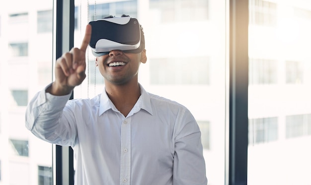 VR tocando e empresário com um fone de ouvido para um planejamento digital metaverso e inovação 3D Trabalho futurista e funcionário com óculos para ideia e criatividade de realidade virtual de marketing cibernético