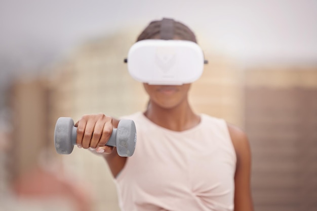 VR-Trainingshantel und schwarze Frau in der Stadt für metaverse Fitness-Tech-Gesundheits- und 3D-Training in Marokko Digitale Sportfuturistische Übung und Sportler mit virtueller Realität für Gewichtskardio