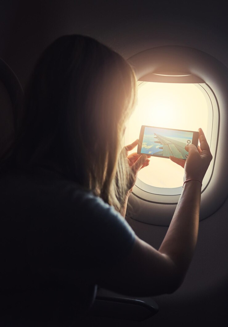 Vuelo en avión y mujer por la ventana para una foto en viajes internacionales o viajes globales Fotografía de transporte y persona en avión con vistas a vacaciones de vacaciones y memoria de redes sociales