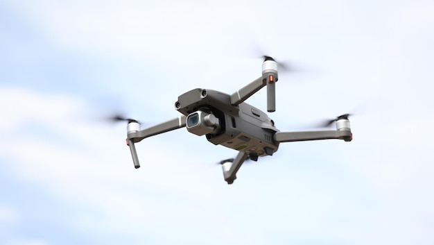 El vuelo del cuadrocóptero en el fondo del cielo de primer plano