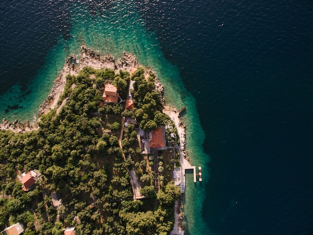 Vuelo de drone cerca de la isla de kolochep croacia yates amarrados en el mar la costa de la isla