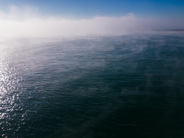 Vuelo de drones sobre el mar en la niebla de la mañana.