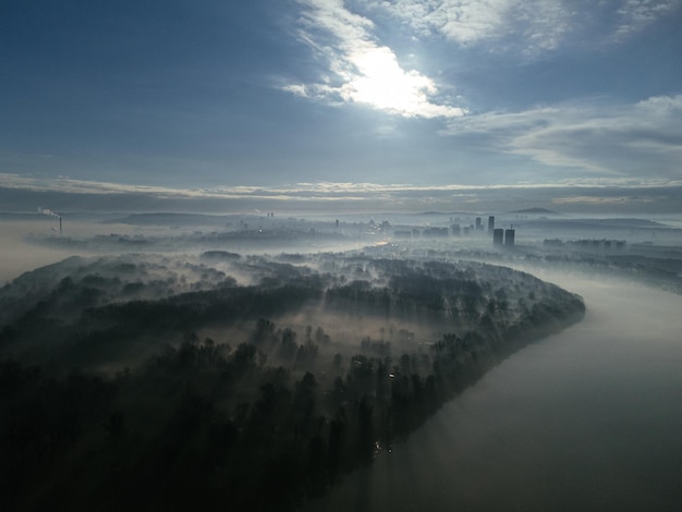Vuelo de drones sobre el río Danubio en el smog y la niebla por la mañana Zemun y el nuevo distrito de Belgrado Belgrado Serbia Europa