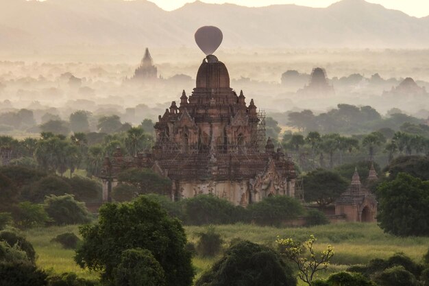 Vuelo en globo sobre las pagodas de Bagan