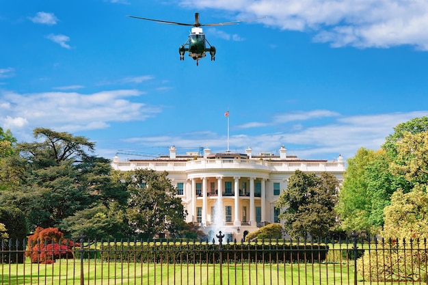 Vuelo en helicóptero hacia la Casa Blanca en Washington DC, Estados Unidos. Es uno de los principales símbolos del gobierno de los Estados Unidos. Es el lugar de trabajo y residencia del actual presidente de los Estados Unidos.