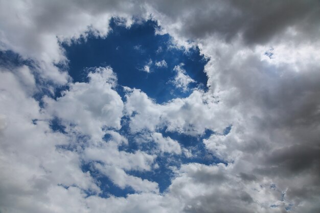 Vuelo de nubes de cielo