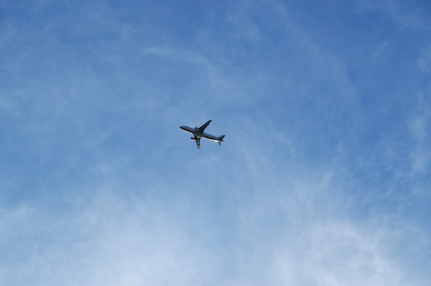 Vuelo plano en el cielo azul, concepto del viaje, espacio vacío de la copia.