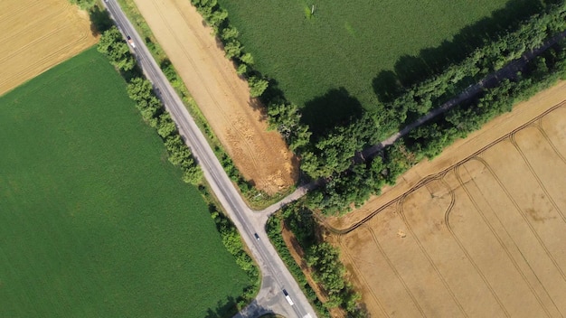 Vuelo de vista aérea drone sobre carretera de asfalto