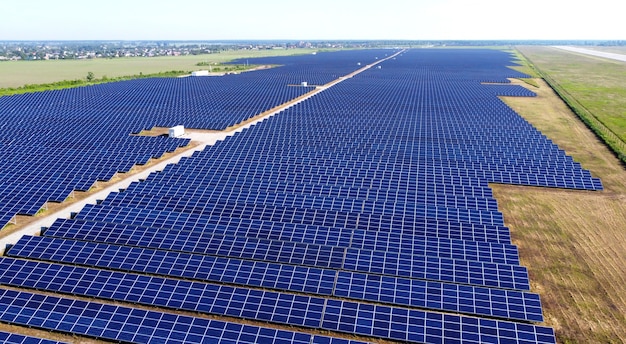 Vuelo de vista aérea de drone sobre paneles de la estación de energía solar Vista aérea superior de la granja solar