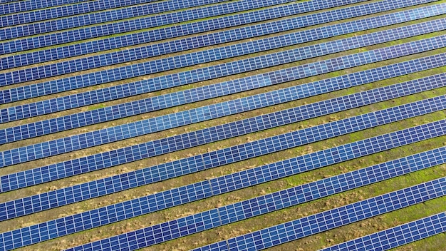 Vuelo de vista aérea drone sobre paneles de la estación de energía solar.