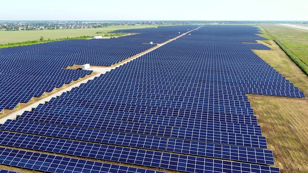 Vuelo de vista aérea drone sobre paneles de la estación de energía solar.