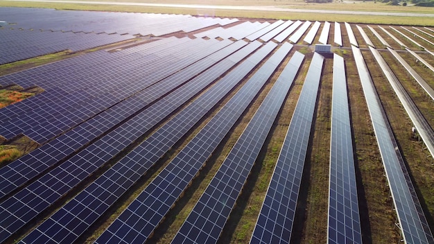 Vuelo de vista aérea drone sobre paneles de la estación de energía solar.