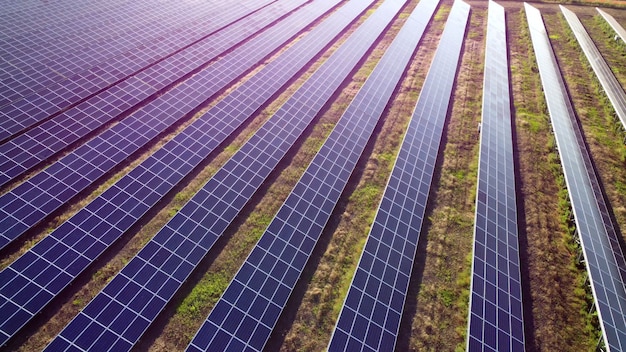 Vuelo de vista aérea drone sobre paneles de la estación de energía solar.