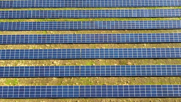 Vuelo de vista aérea drone sobre paneles de la estación de energía solar.