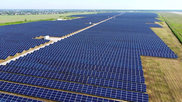 Vuelo de vista aérea de drones sobre paneles de la estación de energía solar