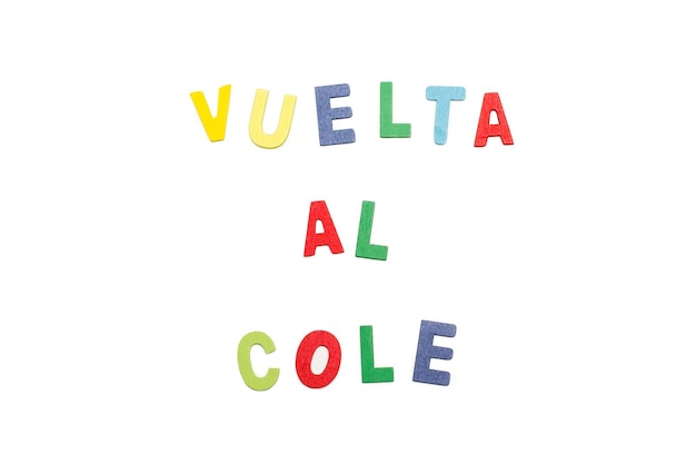 Vuelta al cole escrever com letras de madeira de brinquedo colorido em um fundo branco De volta à escola