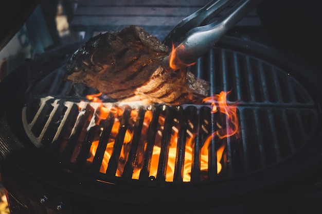 Vuelta de bistec frito en primer plano de la cacerola de la parrilla