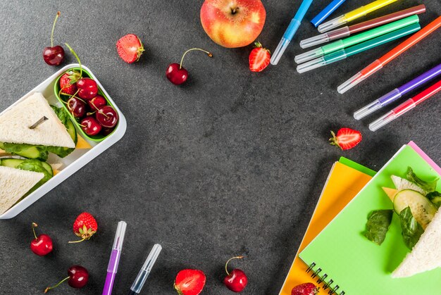 De vuelta a la escuela. Un abundante almuerzo escolar saludable en una vista superior de la caja