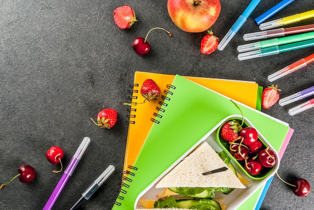 De vuelta a la escuela. Un abundante almuerzo escolar saludable en una vista superior de la caja