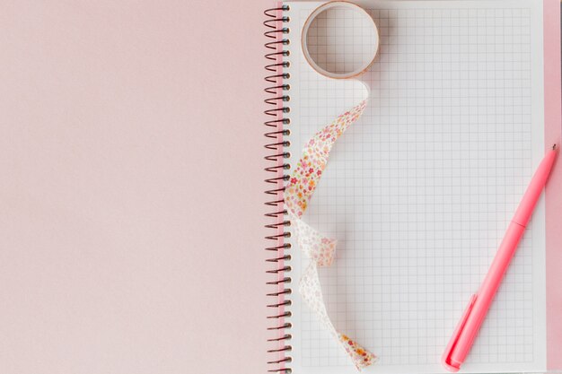 De vuelta a la escuela. Cuaderno, estuche con bolígrafo y lápices en rosa