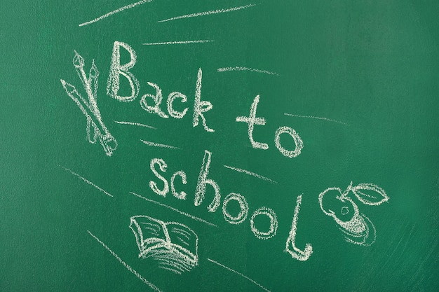 De vuelta a la escuela escrito con tiza en la pizarra