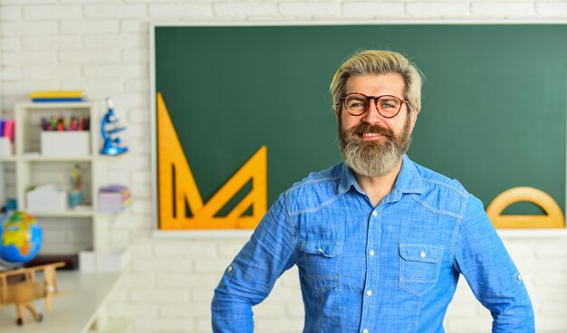 Foto de vuelta a la escuela hombre maestro mentoring proyectos escolares ciencia escuela moderna asignatura de matemáticas estudio en la universidad maestro barbudo maduro con gafas concepto de educación pedagoga talentoso lección privada