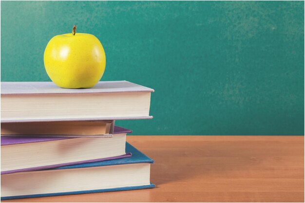 Foto de vuelta a la escuela, libros y manzanas.