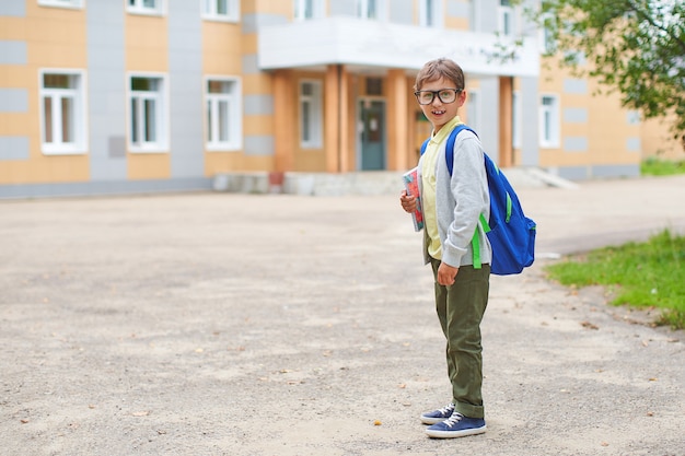 De vuelta a la escuela. Niño de la escuela primaria en el patio de la escuela.