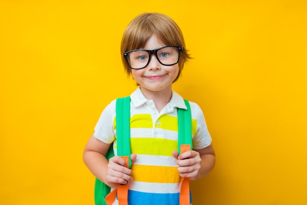 De vuelta a la escuela. Niño de gafas con bolsa