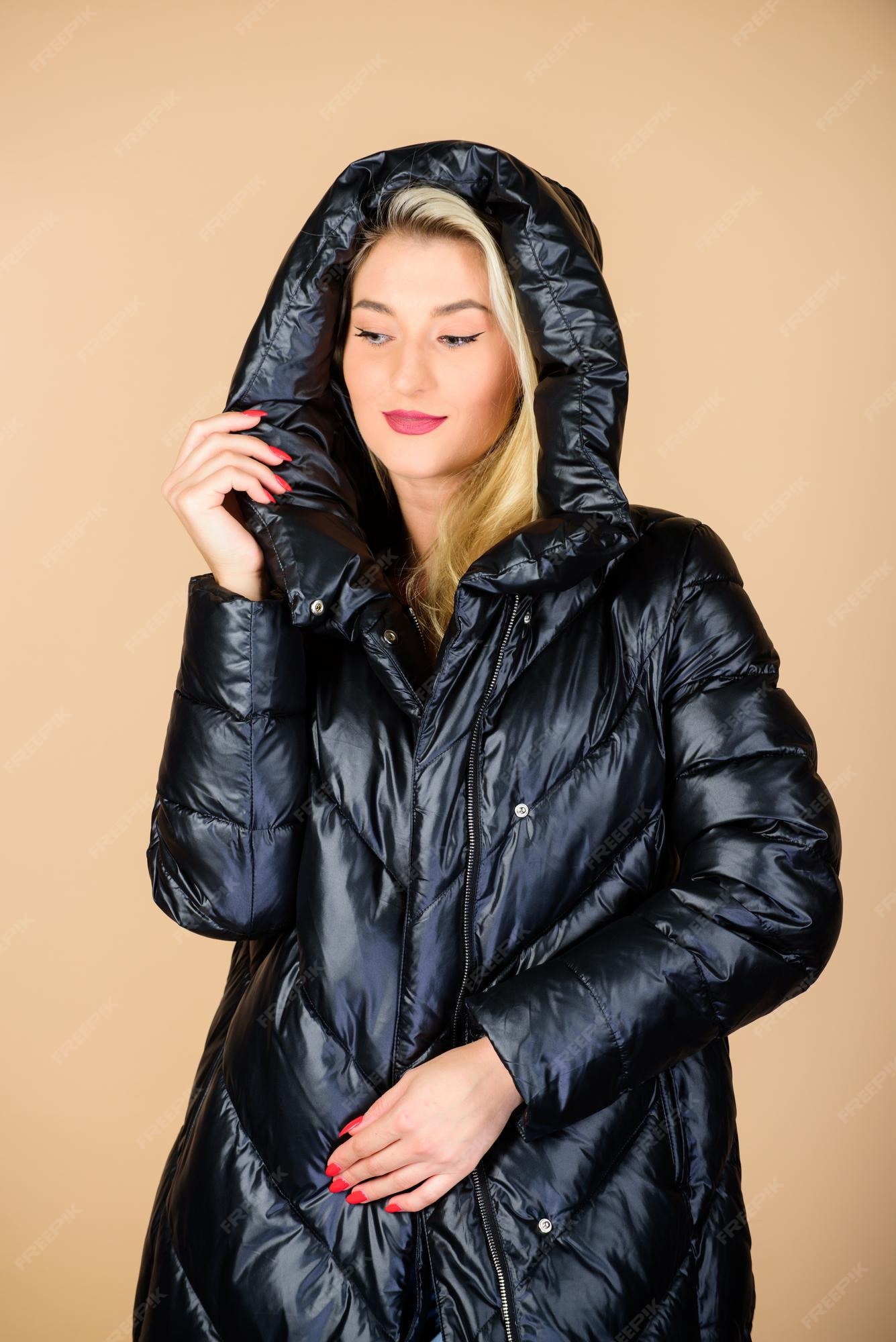 De vuelta en negro preciosa rubia a la moda chica disfruta vistiendo una chaqueta con capucha abrigo cálido cómoda chaqueta de plumas encontrar la chaqueta de invierno adecuada es esencial para