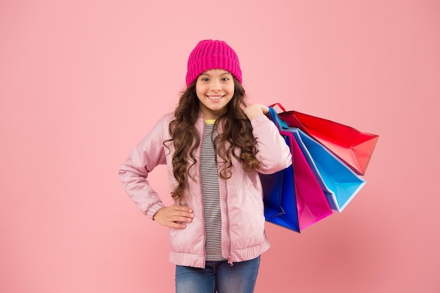 Vuelve el lunes cibernético Los niños pequeños disfrutan de las compras del lunes cibernético Una niña feliz lleva bolsas de papel Oferta del lunes cibernético Ofertas y descuentos del lunes cibernético Compre más para ahorrar más