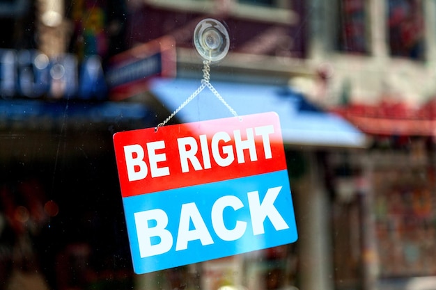 Foto vuelvo enseguida a firmar en la ventana de una tienda