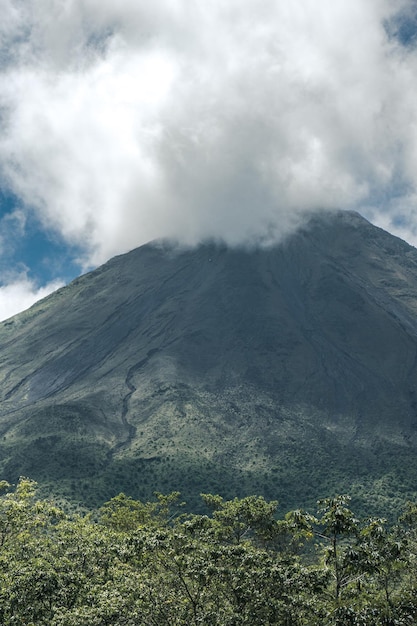 Vulcão Arenal entre nuvens e clareiras.