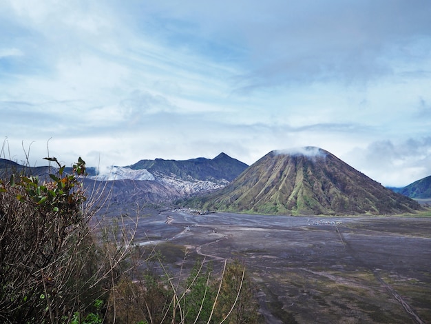 Vulcão Bromo na vista de nível de olhos. Bela vista da montanha e vulcão ativo na Indonésia.