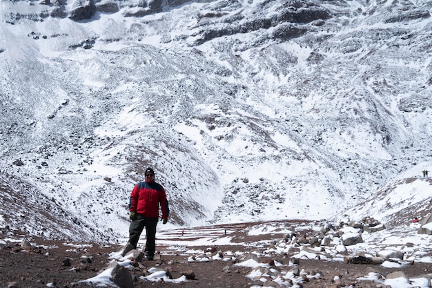 Vulcão chimborazo coberto de neve