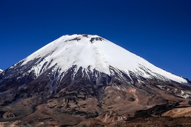 Foto vulcão coberto de neve parinacota