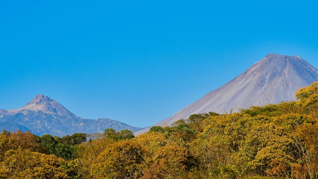 Foto vulcão colima em um dia claro com céu azul