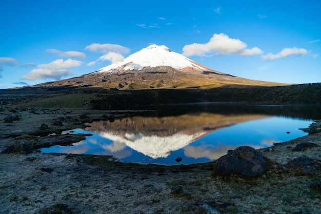 Vulcão Cotopaxi ao nascer do sol, tirado da Lagoa de Santo Domingo