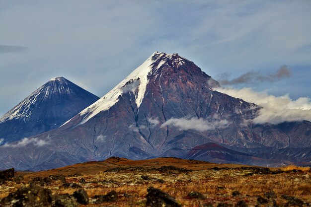 Foto vulcão do vale de picos de neve de kamchatka