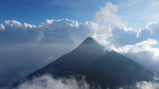 vulcão e nuvens