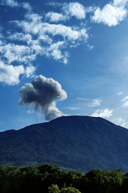 Vulcão em erupção pela manhã