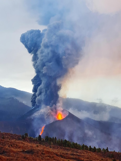 Foto vulcão enfadado em plena erupção