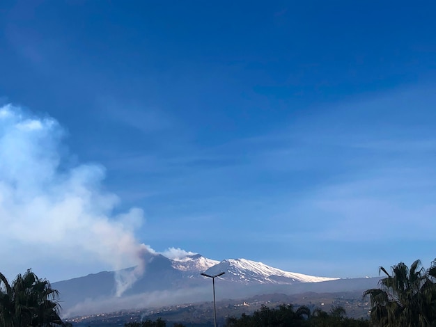 Vulcão Etna em erupção na Sicília, Itália