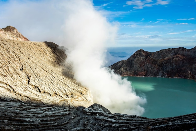 Vulcão Kawa Ijen e lago no nascer do sol Vista na Indonésia