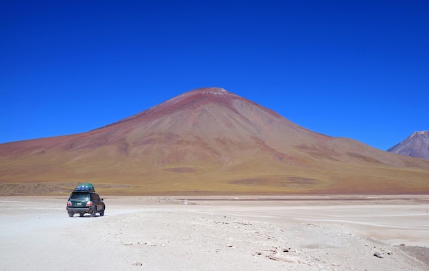 Vulcão majestoso Licancabur na fronteira entre a Bolívia e o Chile lado da Bolívia