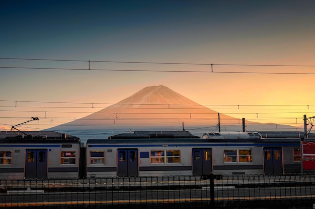 Vulcão monte Fuji com céu pôr do sol na estação ferroviária na estação de Kawaguchiko